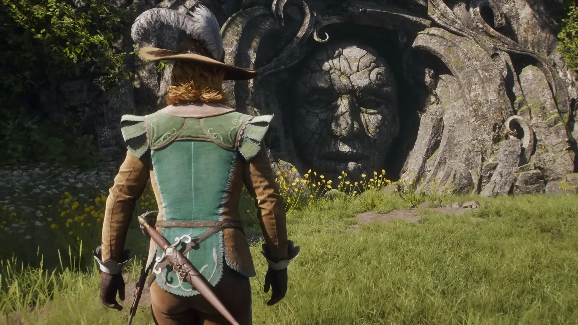 Personagem de Fable observando uma enorme face de pedra esculpida em uma parede rochosa cercada por vegetação e flores.